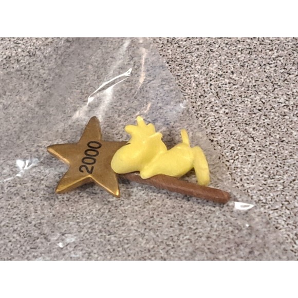 Hallmark Keepsake Ornament A Snoopy Christmas Woodstock on Doghouse 2000 - Picture 5 of 5